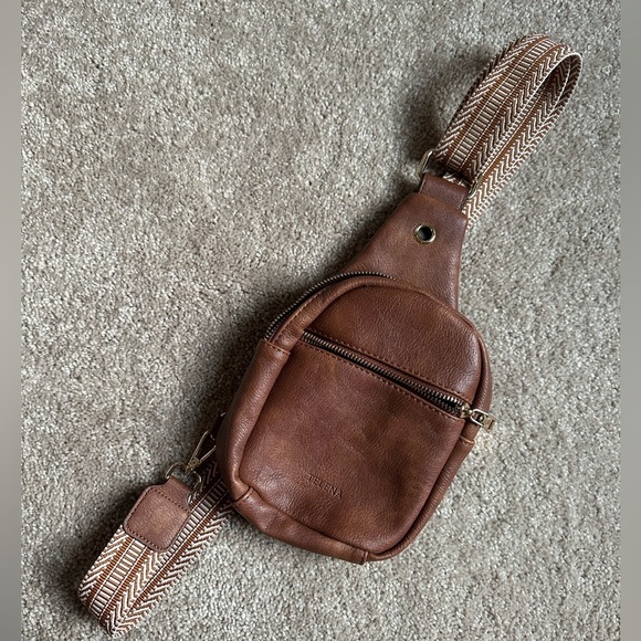 Elegant Brown Leather Crossbody Bag - Picture 1 of 1
